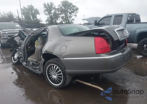 2003 Lincoln Town Car Signature z USA, uszkodzony, nr VIN 1LNHM82W83Y687270